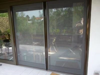 Wir haben das Rollo für unsere große Balkontür vor gut einem Jahr gekauft. Der Einbau war ziemlich problemlos, bei einer Rückfrage hat der Support super geklappt. Alles funktioniert noch wie am ersten...